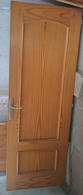 Puerta de madera maciza