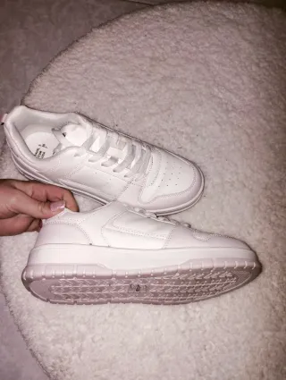 Tenis blancos con detalles rosas