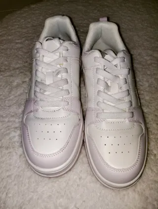 Tenis blancos con detalles rosas