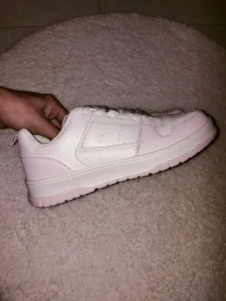 Tenis blancos con detalles rosas