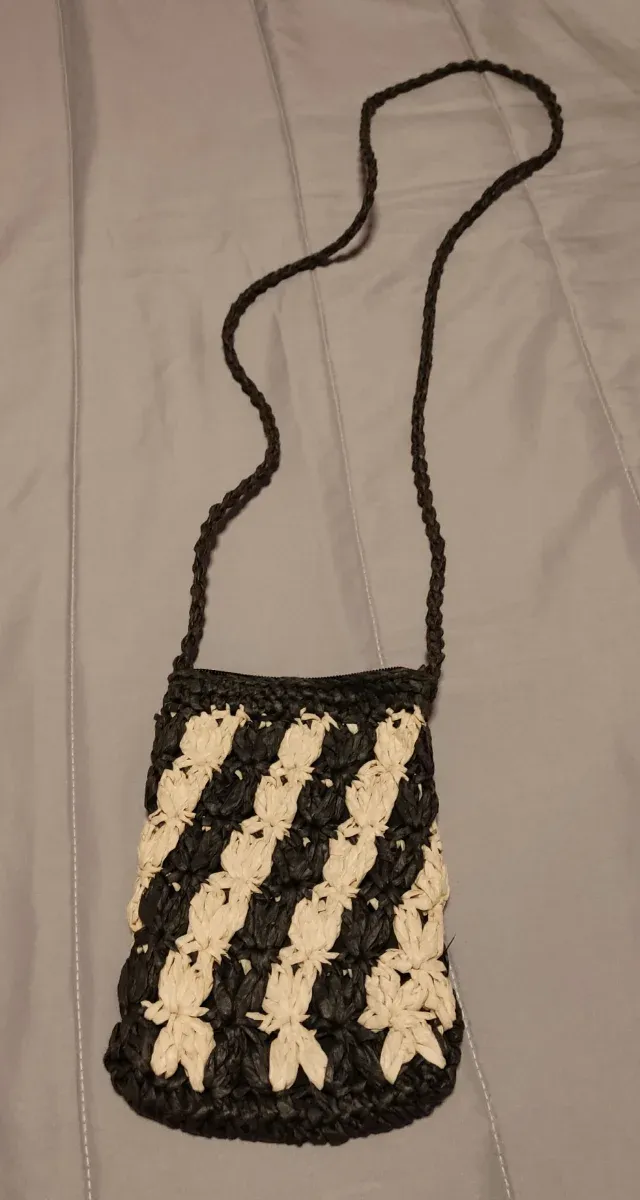 Bolso de rafia negro y beige