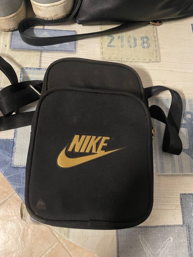 Bolsa transversal Nike homem preta e dourada