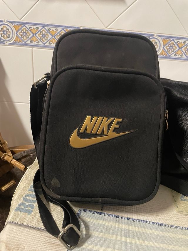 Bolsa transversal Nike homem preta e dourada