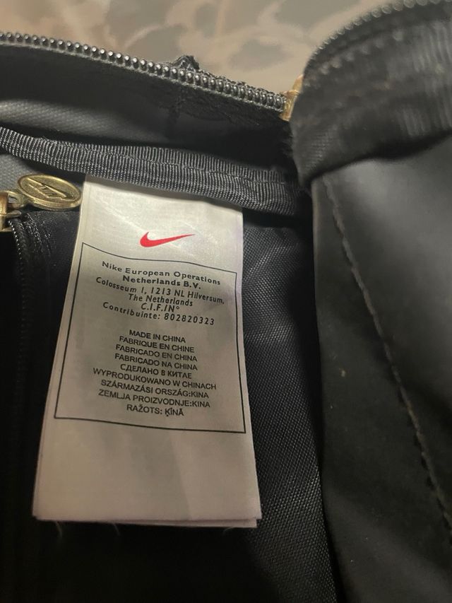 Bolsa transversal Nike homem preta e dourada