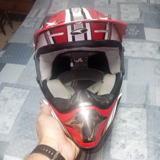 Casco de moto AXO rojo y blanco