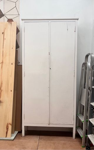 Armadio in legno bianco per la conservazione, dispensa