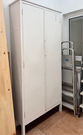 Armadio in legno bianco per la conservazione, dispensa