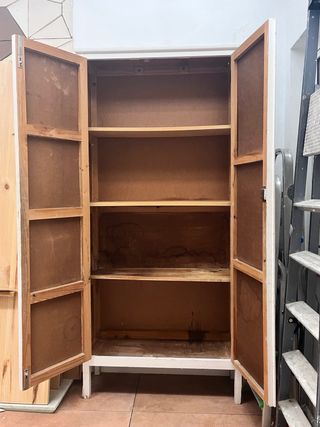 Armadio in legno bianco per la conservazione, dispensa