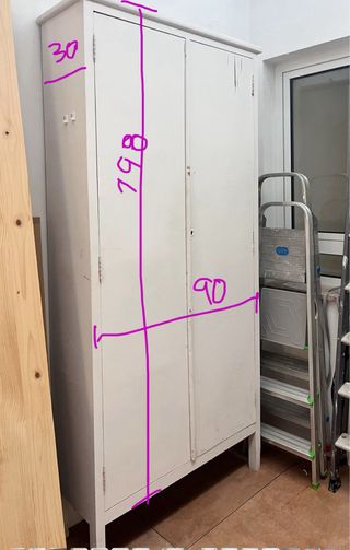 Armadio in legno bianco per la conservazione, dispensa
