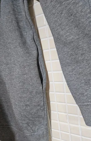 Sudadera gris con capucha y bordado