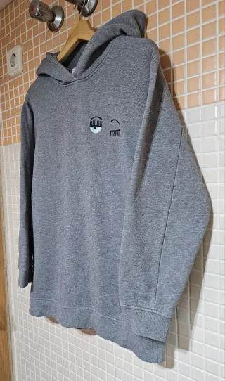 Sudadera gris con capucha y bordado
