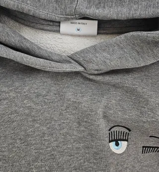 Sudadera gris con capucha y bordado