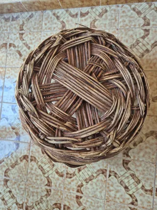 Cesto antiguo de caña y mimbre para decoración