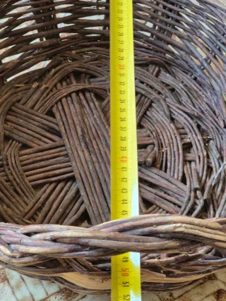 Cesto antiguo de caña y mimbre para decoración