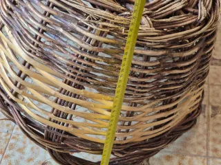 Cesto antiguo de caña y mimbre para decoración