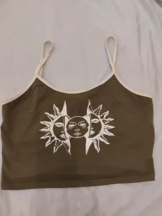 Top verde con estampado de soles