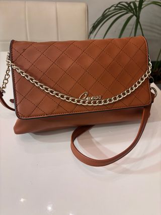 Bolso Guess Marrón Acolchado Cadena Dorada