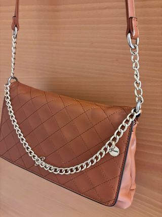 Bolso Guess Marrón Acolchado Cadena Dorada