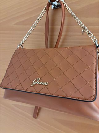 Bolso Guess Marrón Acolchado Cadena Dorada