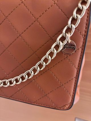Bolso Guess Marrón Acolchado Cadena Dorada