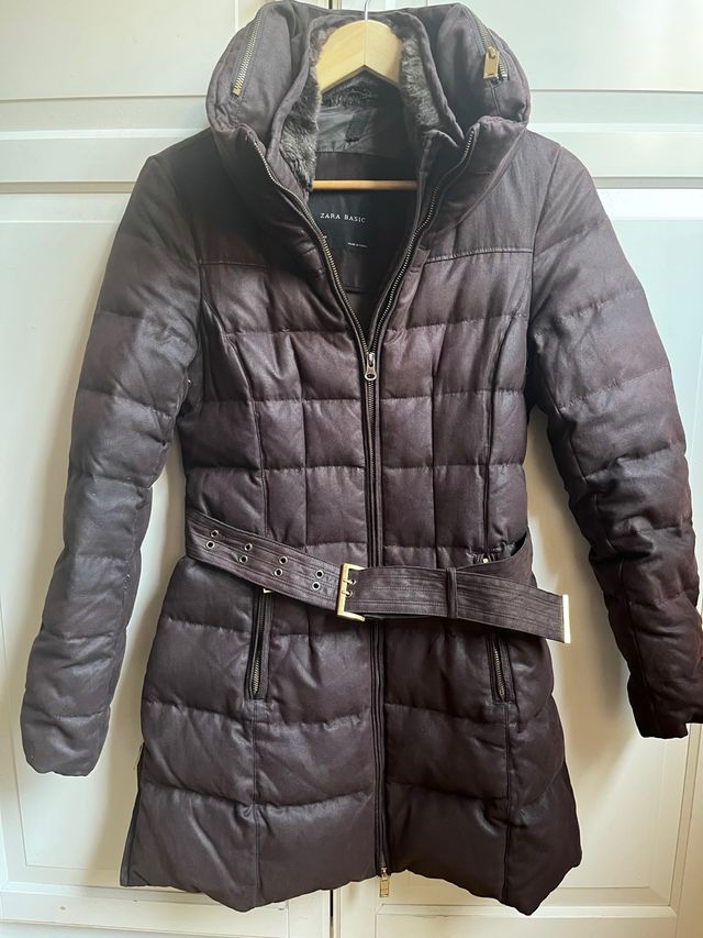 Abrigo acolchado Zara marrón con cinturón