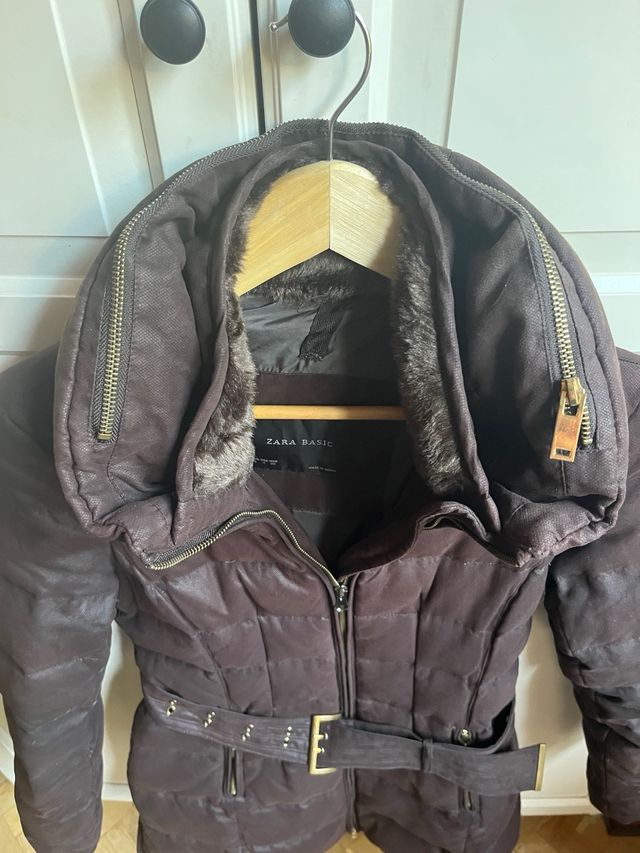 Abrigo acolchado Zara marrón con cinturón