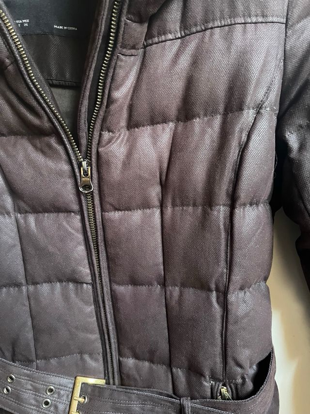 Abrigo acolchado Zara marrón con cinturón