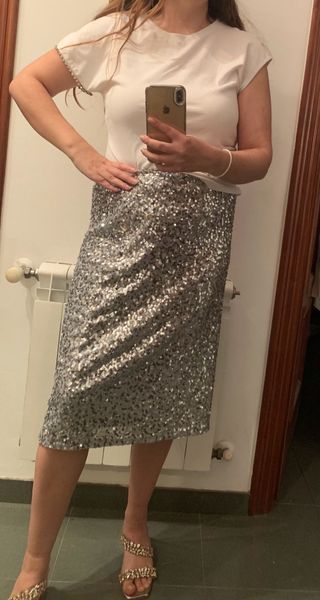 Falda lentejuelas plata y camiseta blanca Zara