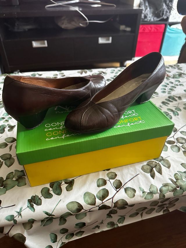 Zapatos de Tacon marrones bajos de piel