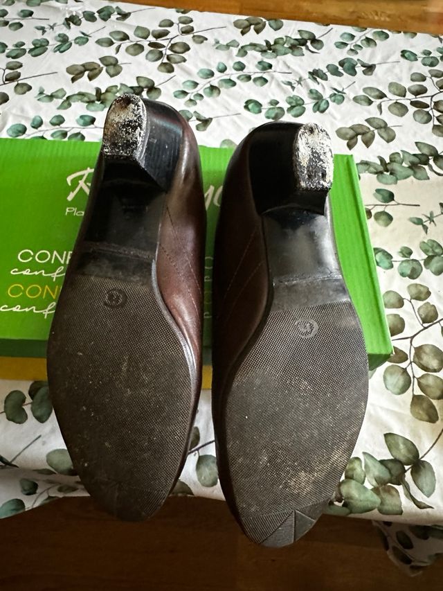 Zapatos de Tacon marrones bajos de piel