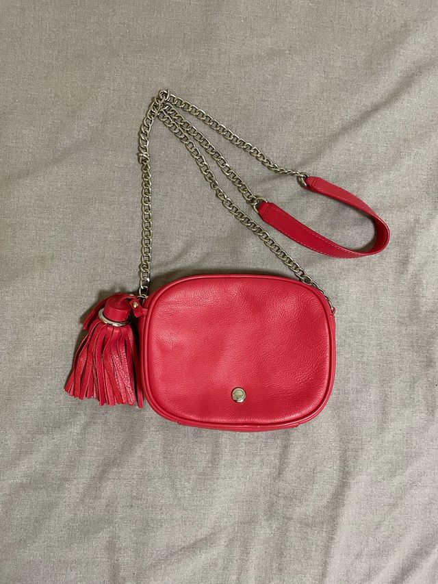 Bolso bandolera Guy Laroche rojo coral con flecos