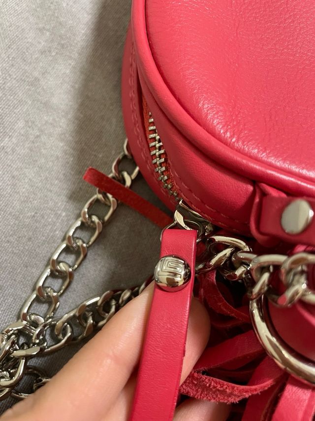 Bolso bandolera Guy Laroche rojo coral con flecos