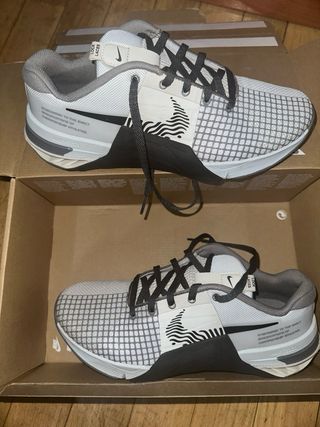 Zapatillas Nike Metcon CrossFit grises y blancas