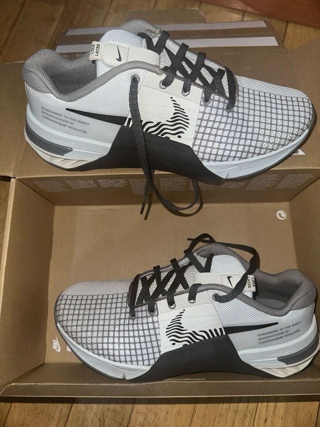 Zapatillas Nike Metcon CrossFit grises y blancas