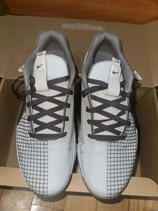 Zapatillas Nike Metcon CrossFit grises y blancas