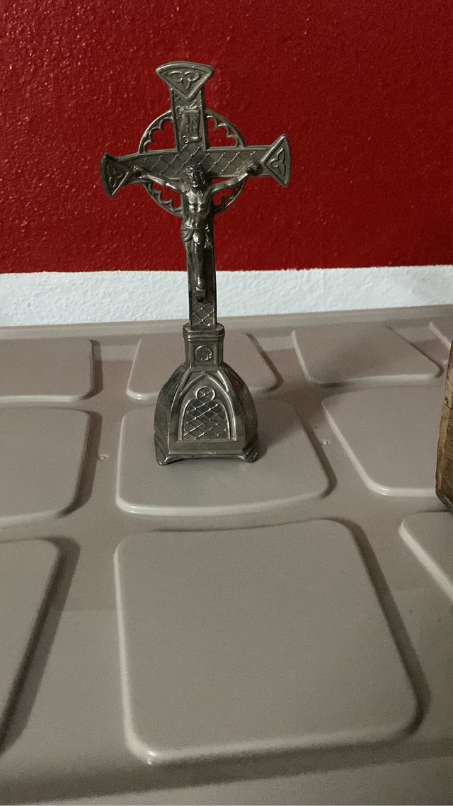 Cornice in argento con due crocifissi