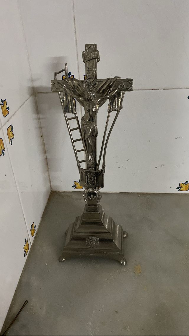 Cornice in argento con due crocifissi