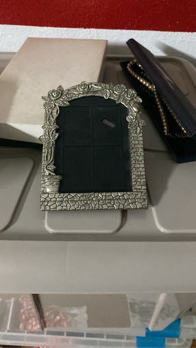 Cornice in argento con due crocifissi