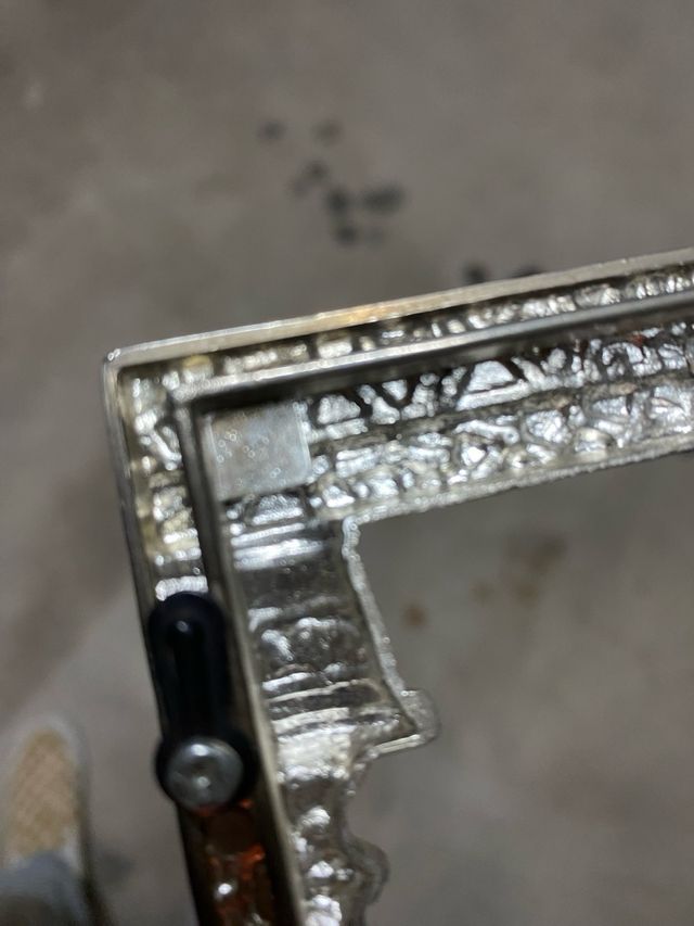 Cornice in argento con due crocifissi