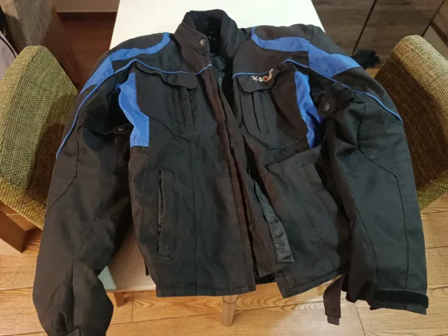 Chaqueta de moto negra y azul