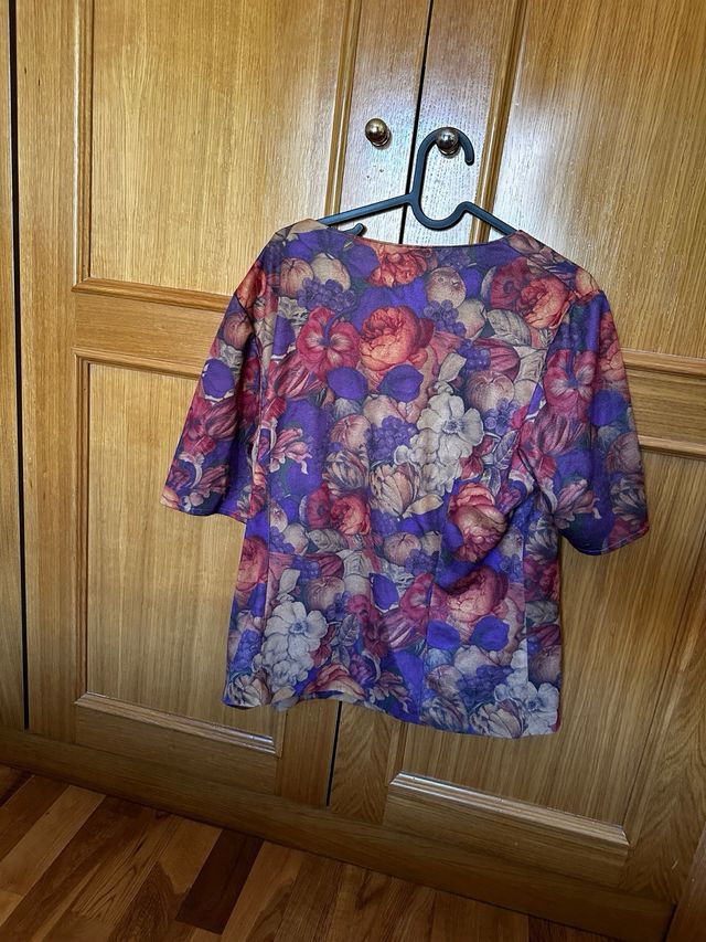Blusa vintage estilo barroco floral