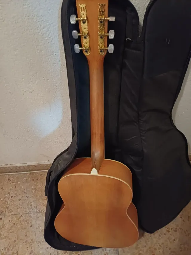 Guitarra Española con Funda Negra