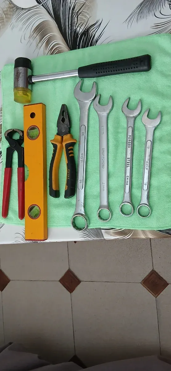 Lote de herramientas: llaves, alicates, nivel
