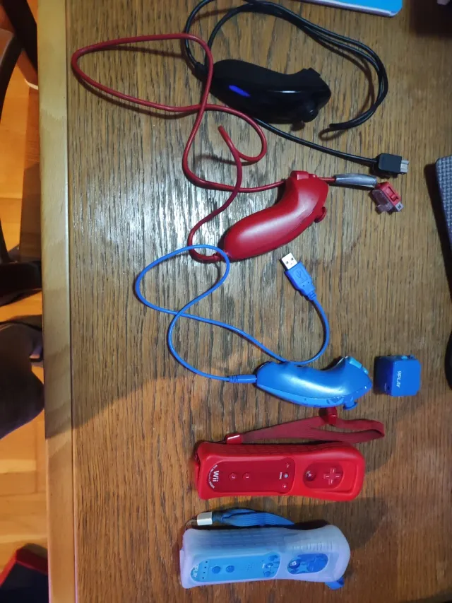 Nintendo Wii Mini en caja + 2 mandos + 3 nunchucks