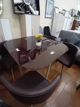 Mesa de terraza cristal y madera con 4 sillas.