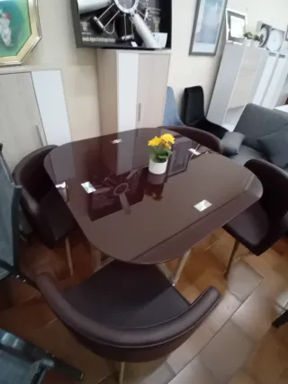 Mesa de terraza cristal y madera con 4 sillas.