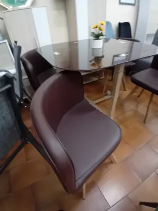 Mesa de terraza cristal y madera con 4 sillas.