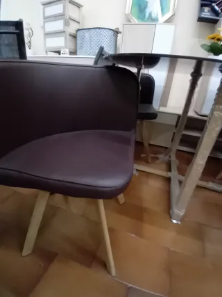 Mesa de terraza cristal y madera con 4 sillas.