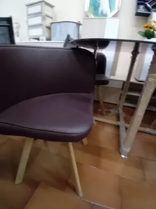 Mesa de terraza cristal y madera con 4 sillas.