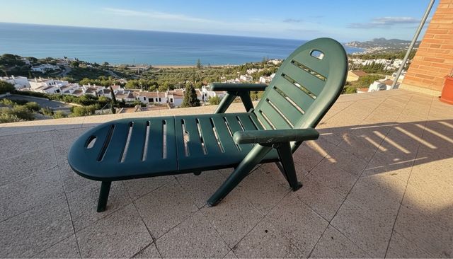 Tumbona de plástico verde